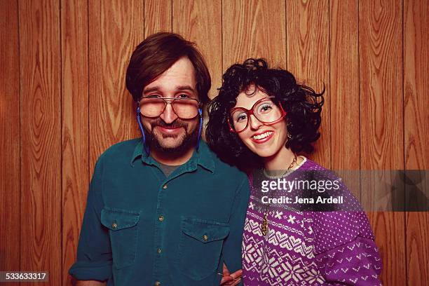 goofy 80s couple wearing glasses wood paneling - 1980 photos et images de collection