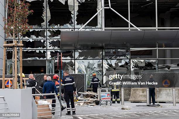 - Attentats de Bruxelles: le Roi Philippe et la Reine Mathilde visitent le site de l'aéroport - Naar aanleiding van de aanslagen in Brussel-Nationaal...