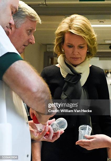 - Attentats de Bruxelles: le Roi Philippe et la Reine Mathilde rendent visite aux victimes, membres des services d'intervention et personnel soignant...