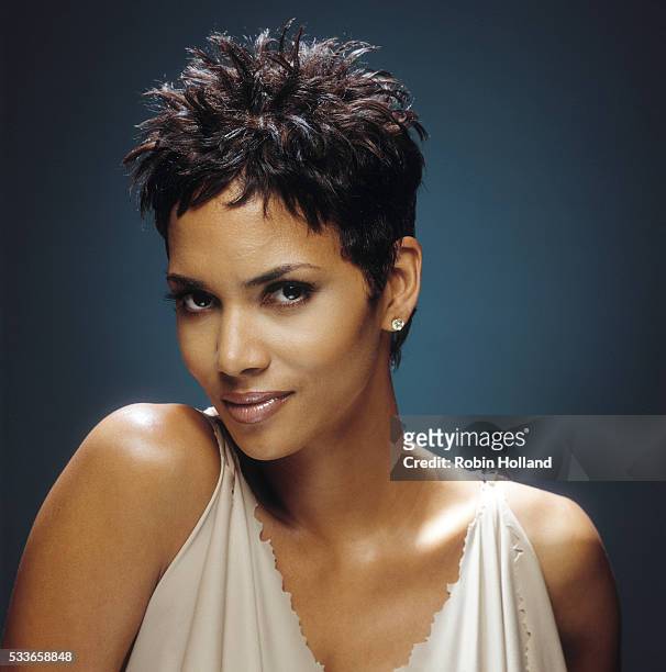 Halle Berry 2001 Photos and Premium High Res Pictures - Getty Images