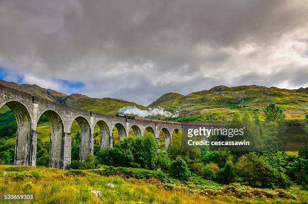 glenfinnan viaduct, scotland - viaducto fotografías e imágenes de stock