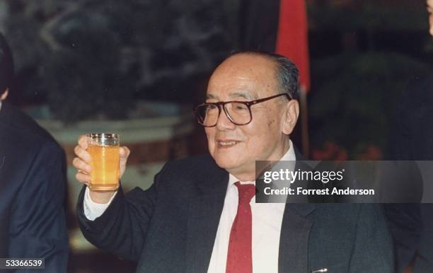 President Yang Shangkun raising glass during social event with visiting Egyptian President