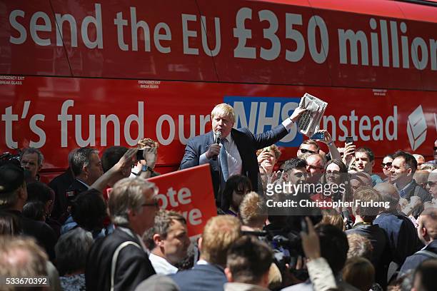 Boris Johnson MP addresses members of the public in Parliament St, York during the Brexit Battle Bus tour of the UK on May 23, 2016 in York, England....