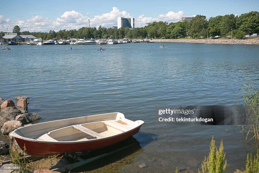 Barca in mare, vicino Sibeliuksen puisto Parco di helsinki, Finlandia