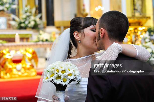 married couple kissing - married church stock pictures, royalty-free photos & images