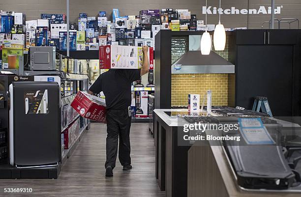 An employee carries merchandise at a Best Buy Co. Store in San Francisco, California, U.S., on Thursday, May 19, 2016. Best Buy Co. Is scheduled to...