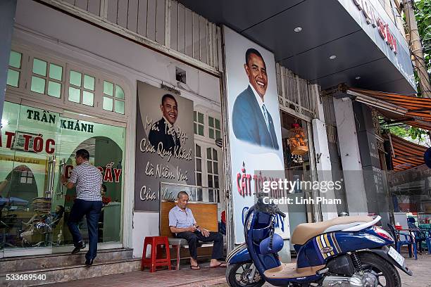 Obama Ryu 195 Barber Posters Stock Photos, High-Res Pictures, and Images - Getty ...