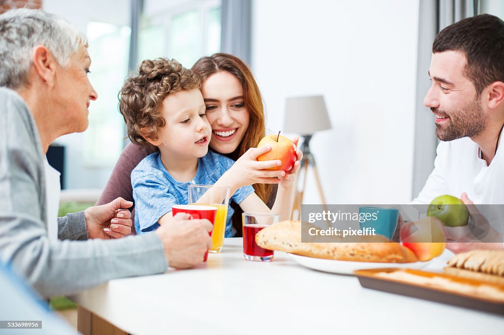 Familia de múltiples generaciones con alimentos y bebidas