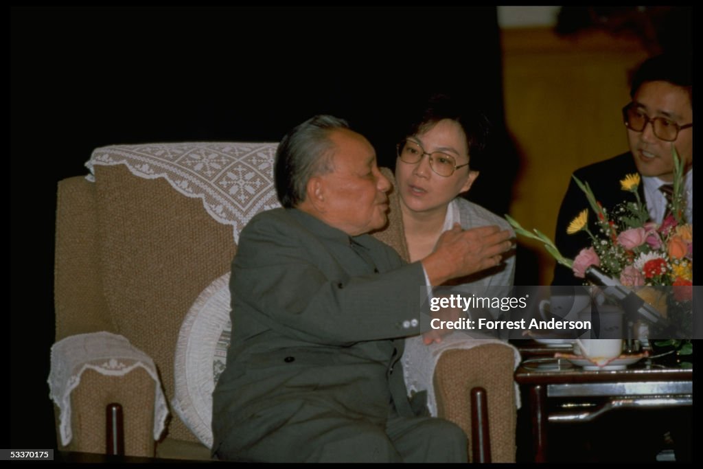 Deng Rong whispering confidence to her father para