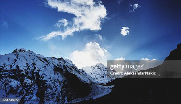 top of the world - aleksandarnakic everest stockfoto's en -beelden