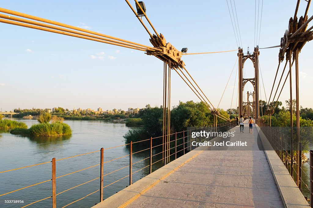 Suspensión puente sobre río éufrates en Deir ez-Zur, Siria