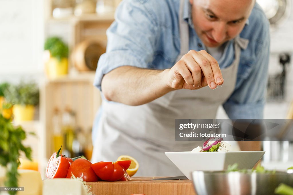 Mann Würzzutaten Salat