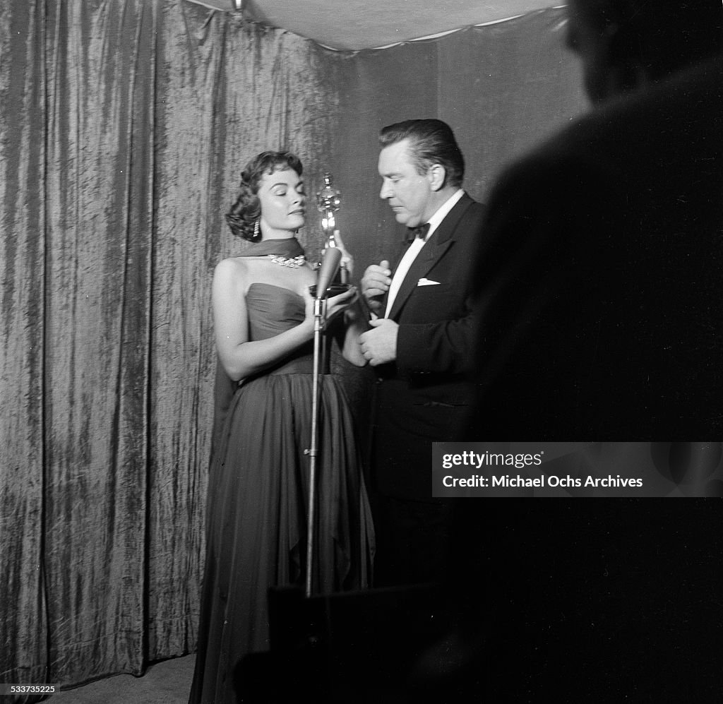 Donna Reed Biography Actress Donna Reed presents actor Edmond O'Brien with his Oscar... News ...