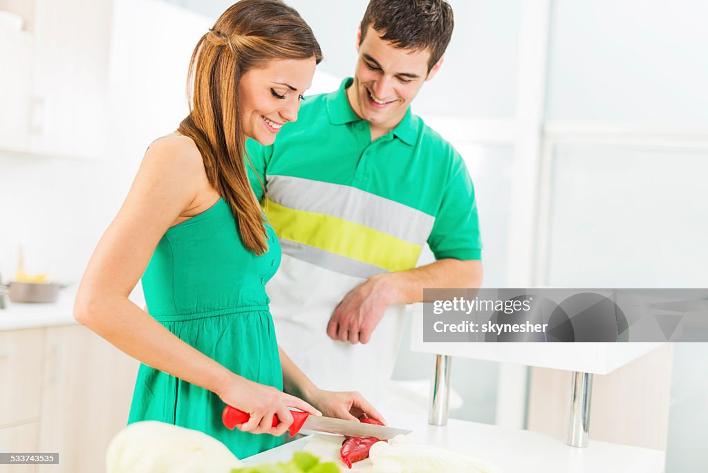 Pareja joven preparación de alimentos.