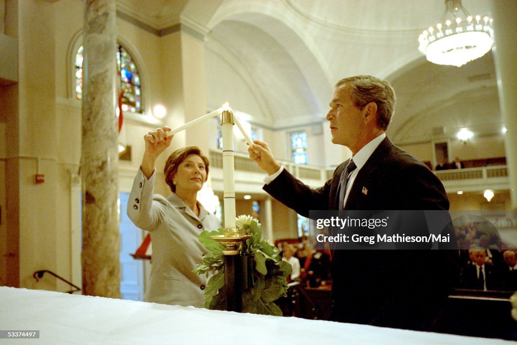 Pres. George Bush and his wife Laura light memoria