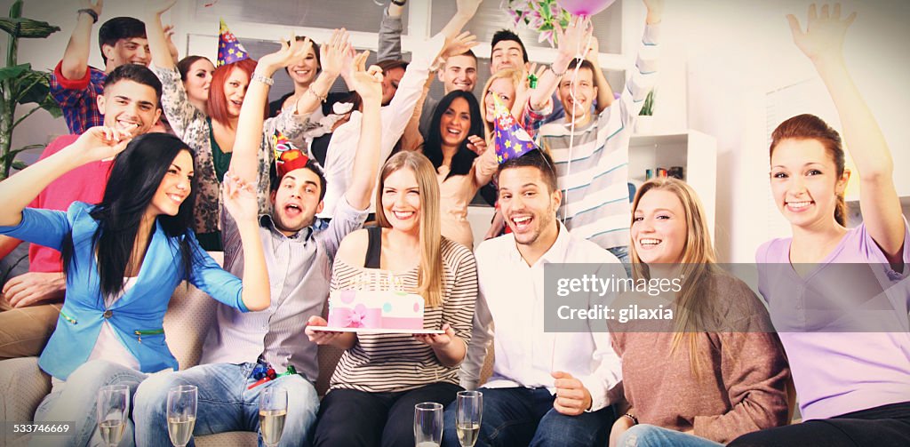 Grande gruppo di persone alla festa di compleanno.