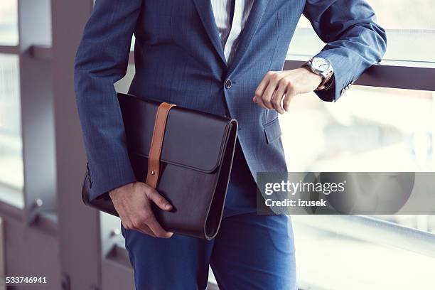 élégant homme d'affaires dans le bureau - sac en cuir photos et images de collection