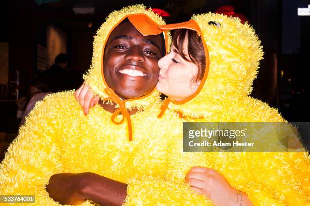 couple kissing in chicken costumes - se déguiser photos et images de collection