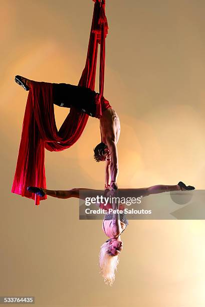 caucasian acrobats performing with silk ropes - acrobate photos et images de collection