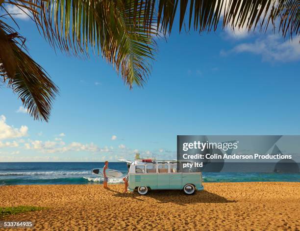 surfers unloading bus on tropical beach - hawaii beach fotografías e imágenes de stock