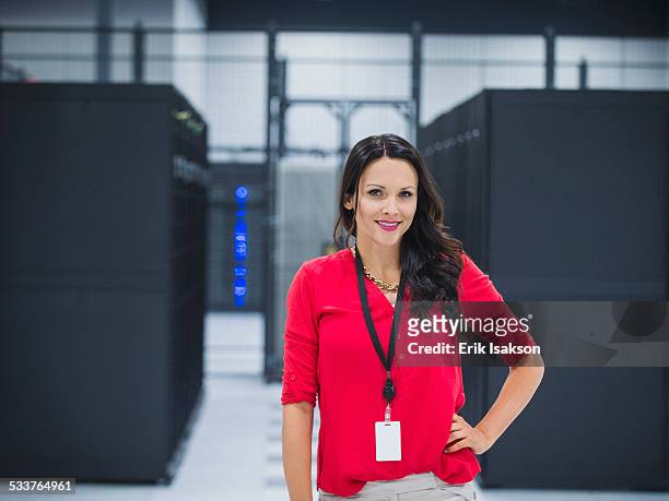 caucasian businesswoman smiling in server room - lanyard stockfoto's en -beelden