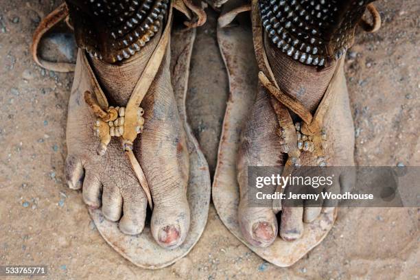 close up sandy feet of woman in sandals - sandal - fotografias e filmes do acervo