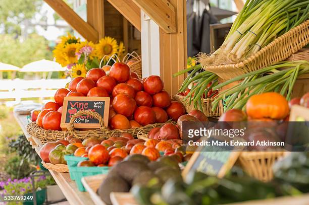 produce at farmers market - mercato di prodotti agricoli foto e immagini stock
