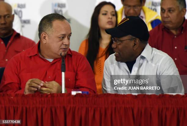 Venezuelan lawmaker Diosdado Cabello, of the ruling party, and Vice-President Aristobulo Isturiz offer a press conference in Caracas on May 23, 2016....