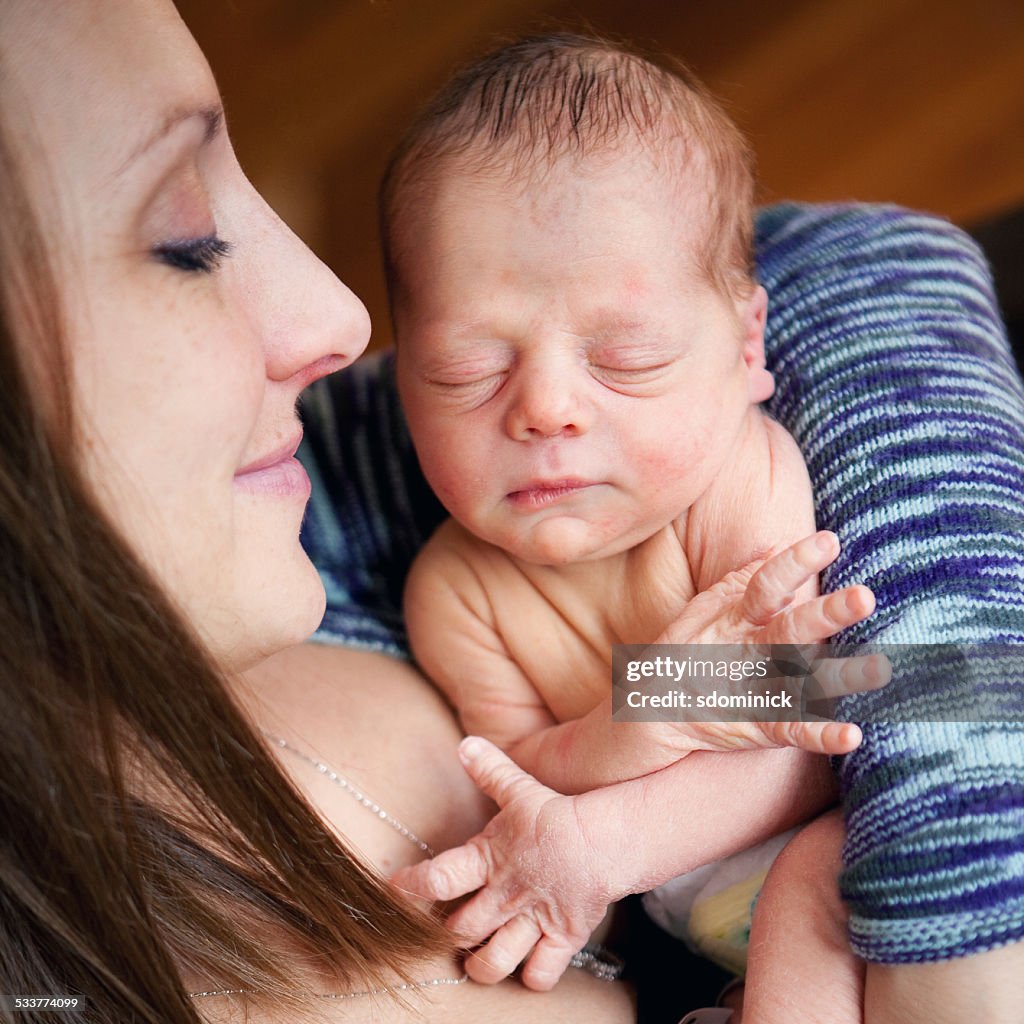 Mutter und Neugeborenes Baby Boy