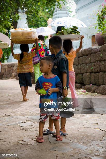 kambodschanische kinder verkaufen dinge in phnom penh - kambodschanische kultur stock-fotos und bilder
