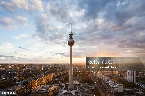 berlin skyline at sunset - berlin fernsehturm stock-fotos und bilder