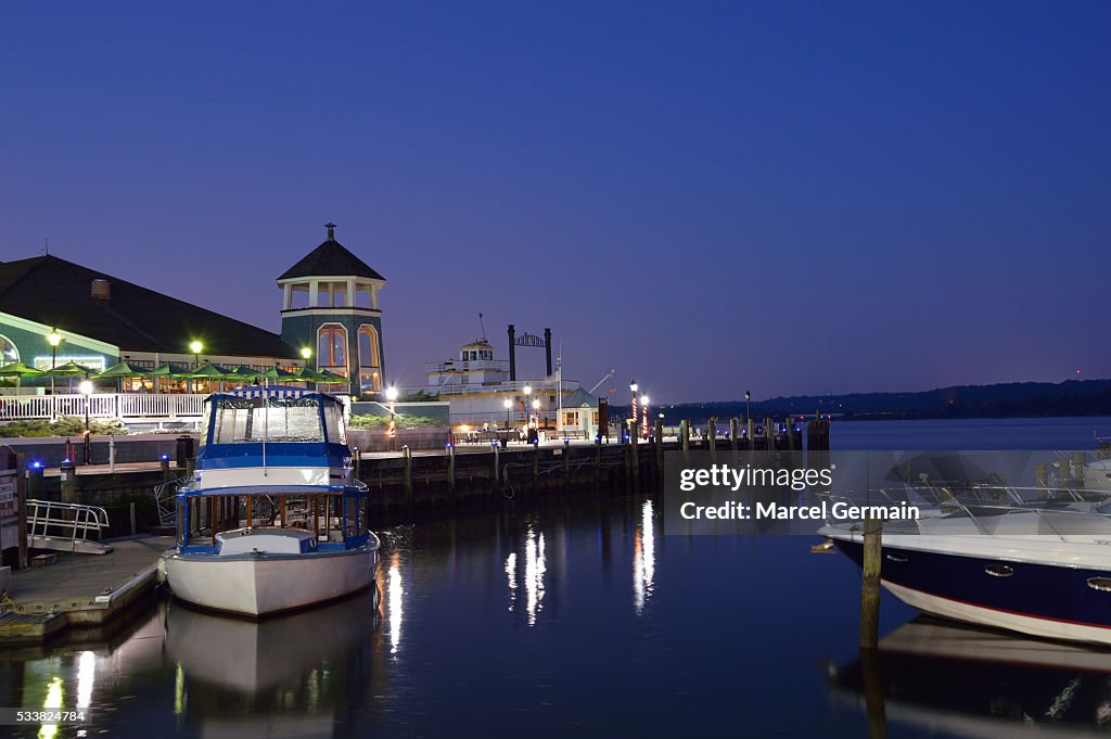 Alexandria (Virginia, US) waterfront at night