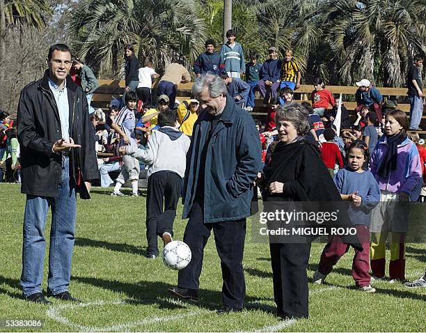El presidente de Uruguay, Tabare Vazquez juega con el balon el 13 de agosto de 2005 junto a su esposa Maria Auxiliadora y a Gustavo Poyet ex jugador...