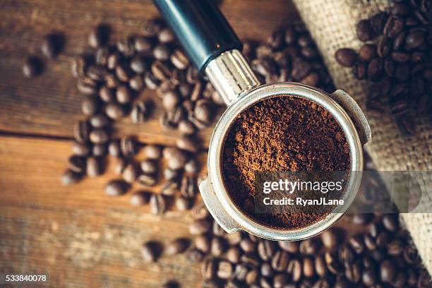 café expresso em porta-filtro para chão - grão de café tostado imagens e fotografias de stock