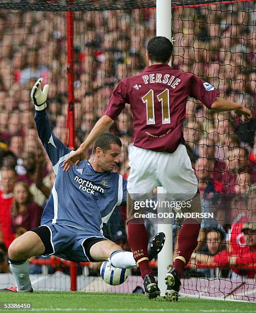 London, UNITED KINGDOM: Robin Van Persie of Arsenal puts the ball behind Newcastle keeper Shay Given to make it 2-0 to Arsenal during a premiership...