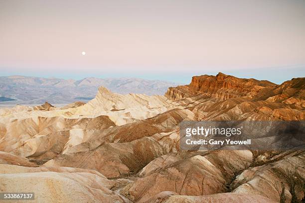 rocky desert landscape of zabriskie point - parque nacional do vale da morte - fotografias e filmes do acervo