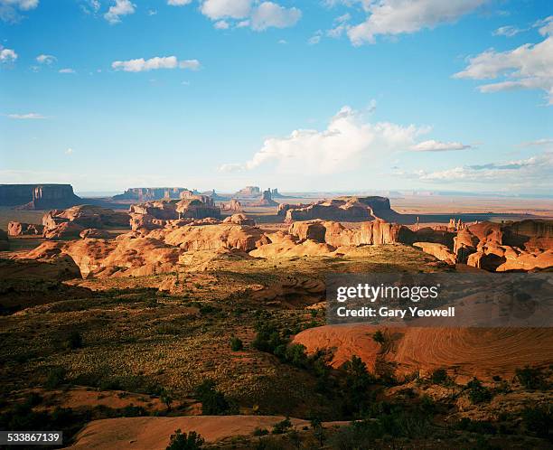 monument valley desert landscape at sunset - hunts mesa bildbanksfoton och bilder