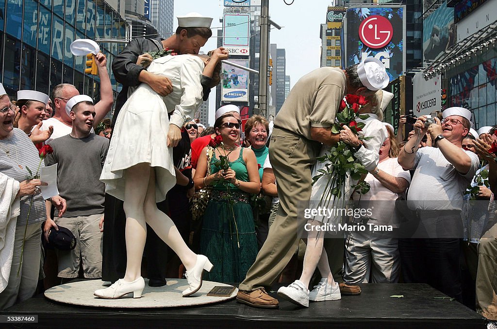Times Square "Kiss In" Celebrates Famed WWII Photo