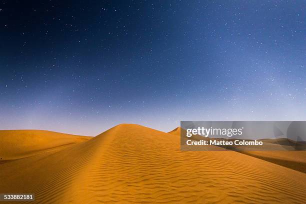 sand dunes in the desert under a starry sky, oman - arabian desert adventure night stock pictures, royalty-free photos & images