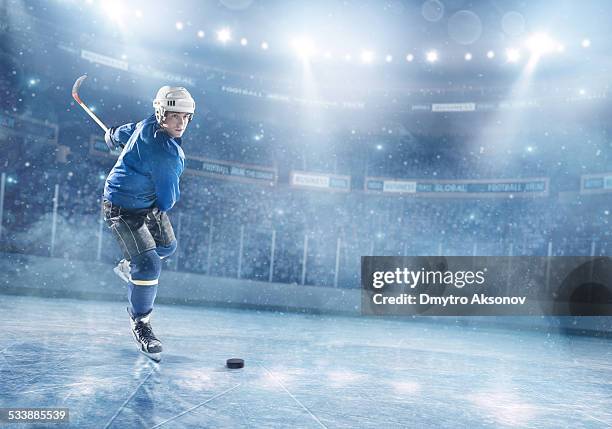 jugadores en acción de hockey sobre hielo - mens ice hockey fotografías e imágenes de stock