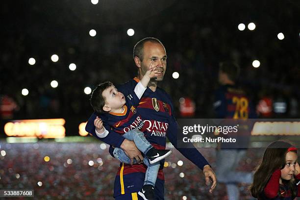 Iniesta Rodeado Barcelona La Liga Trophy Celebration Parade Photos and Premium High Res ...