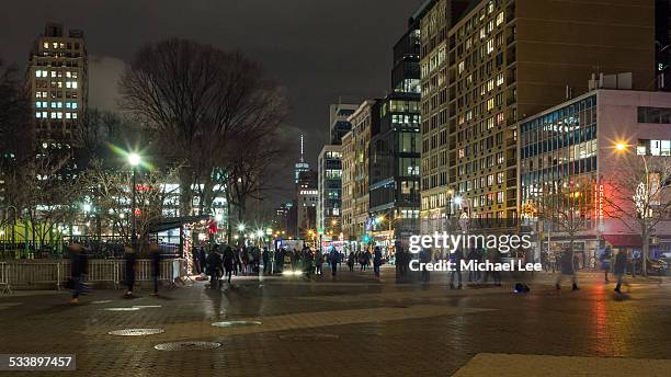 union square night scene (new york) - union square stock-fotos und bilder