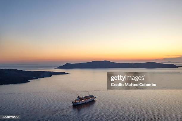 cruise ship at sunset - bateau croisiere photos et images de collection