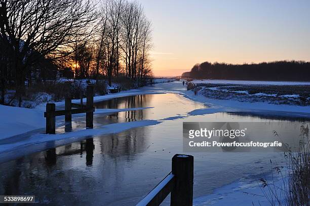 frozen canal - powerfocusfotografie stock pictures, royalty-free photos & images