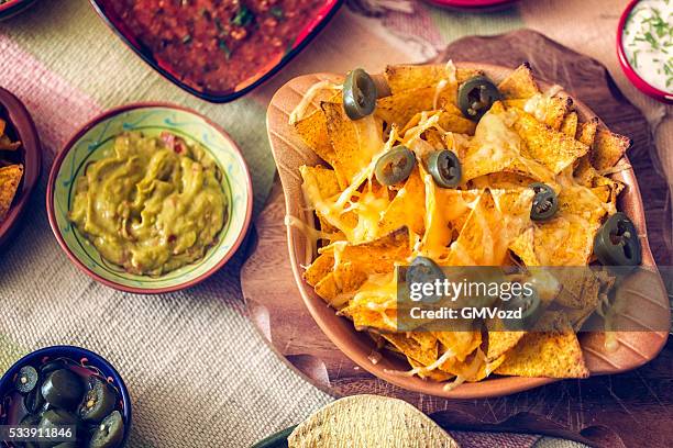 chips de tortilha com queijo e jalapeños - nachos - fotografias e filmes do acervo