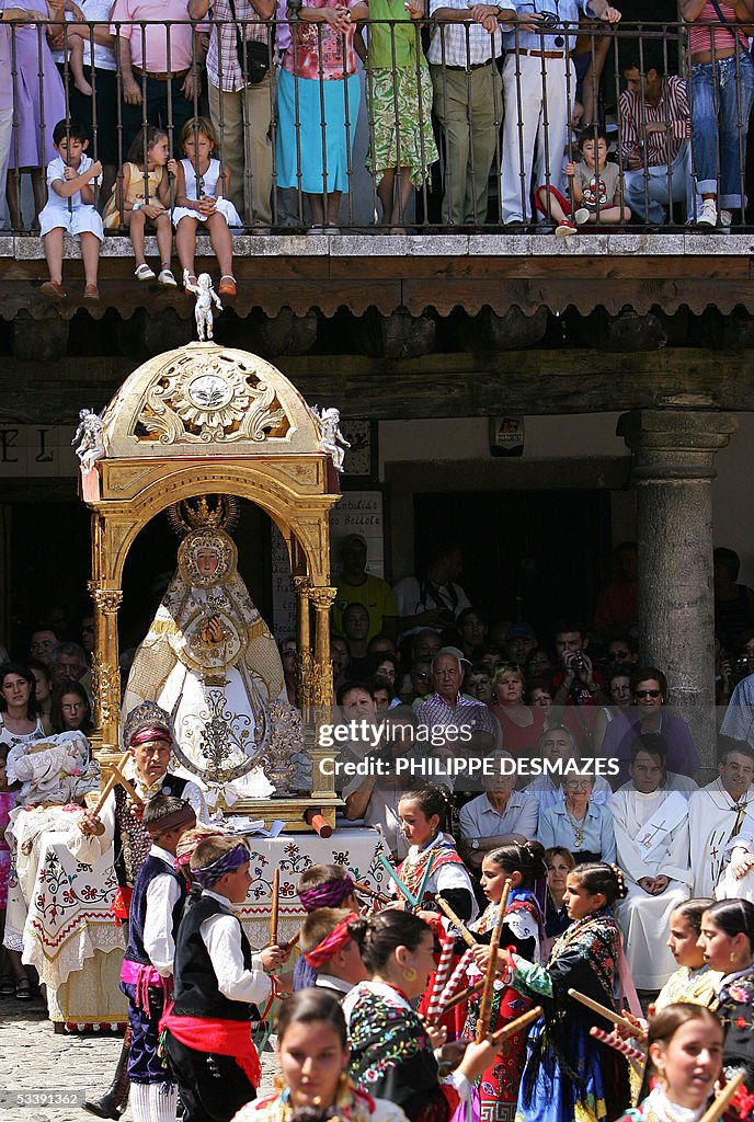 Men and women dressed in traditional cos