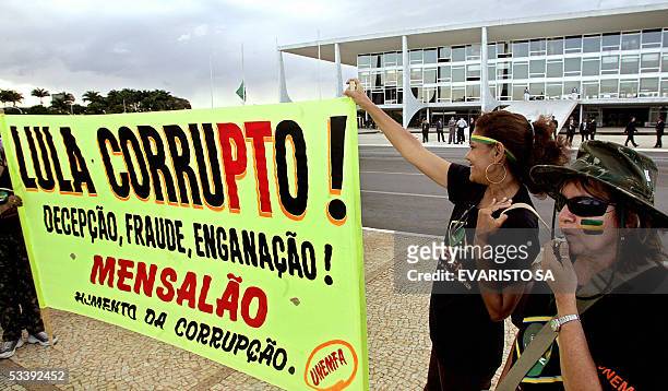 Mujeres de militares brasilenos protestan delante del Palacio de Planalto por mejores salarios para sus maridos el 15 de agosto de 2005, en Brasilia....