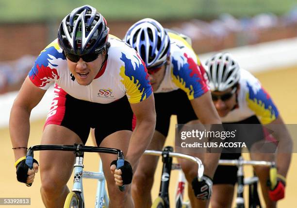 Los ciclistas ecuatorianos Raul Duchimaza , Sebastian Palacios y Wilson Meneses disputan la prueba de velocidad por equipos de los XV Juegos...