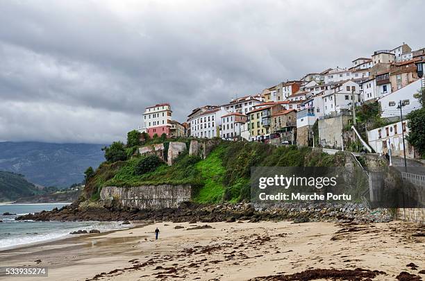 lastres, village of asturias - lastres village in asturias - fotografias e filmes do acervo
