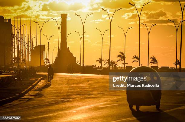 sunset at the malecón, havana, cuba. - radicella - fotografias e filmes do acervo